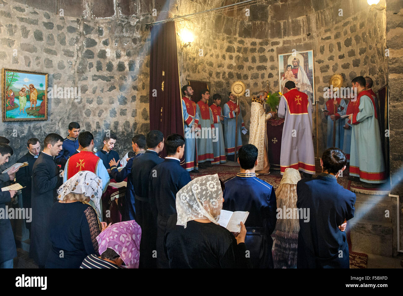 Servizio di chiesa in chiesa Astvatsatsin del monastero Sevanavank in Armenia. Foto Stock