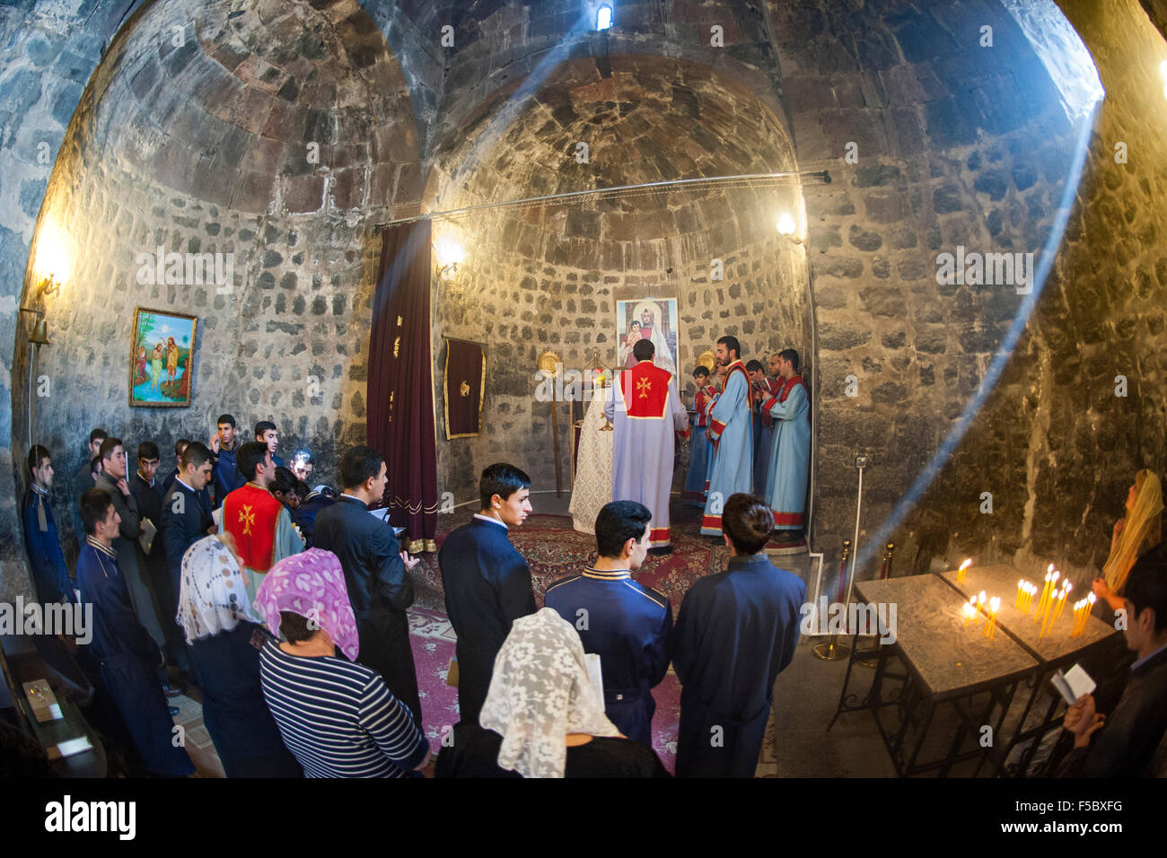Servizio di chiesa in chiesa Astvatsatsin del monastero Sevanavank in Armenia. Foto Stock
