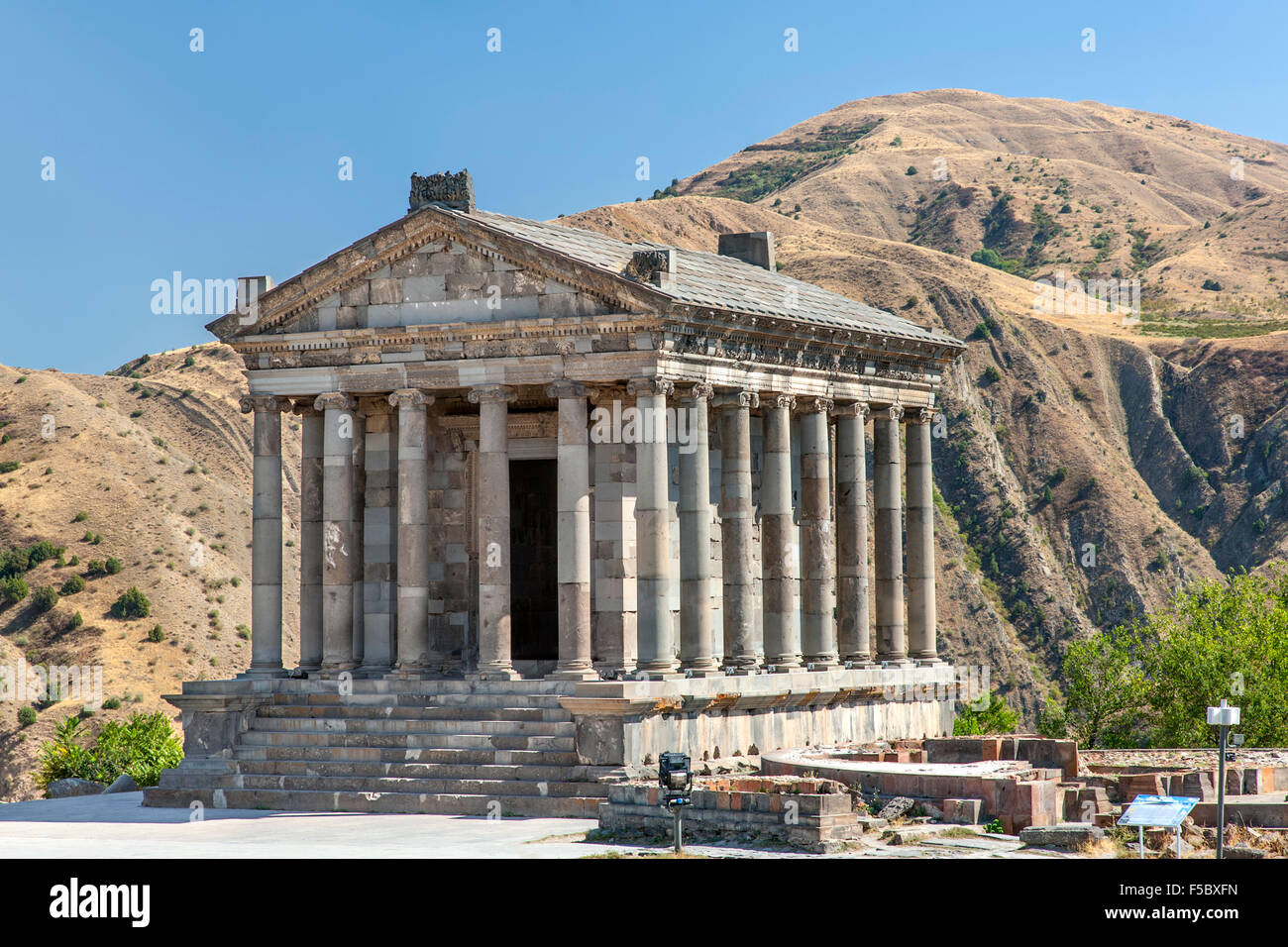 L'(ricostruito) 1 ° secolo Garni tempio nella provincia di Kotayk, Armenia. Essa è stata dedicata a Mihr, il dio del sole. Foto Stock