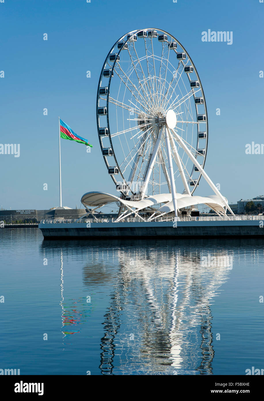 L'Occhio di Baku ruota panoramica Ferris e il flag di Azerbaigian lungo il lungomare di Baku. Foto Stock