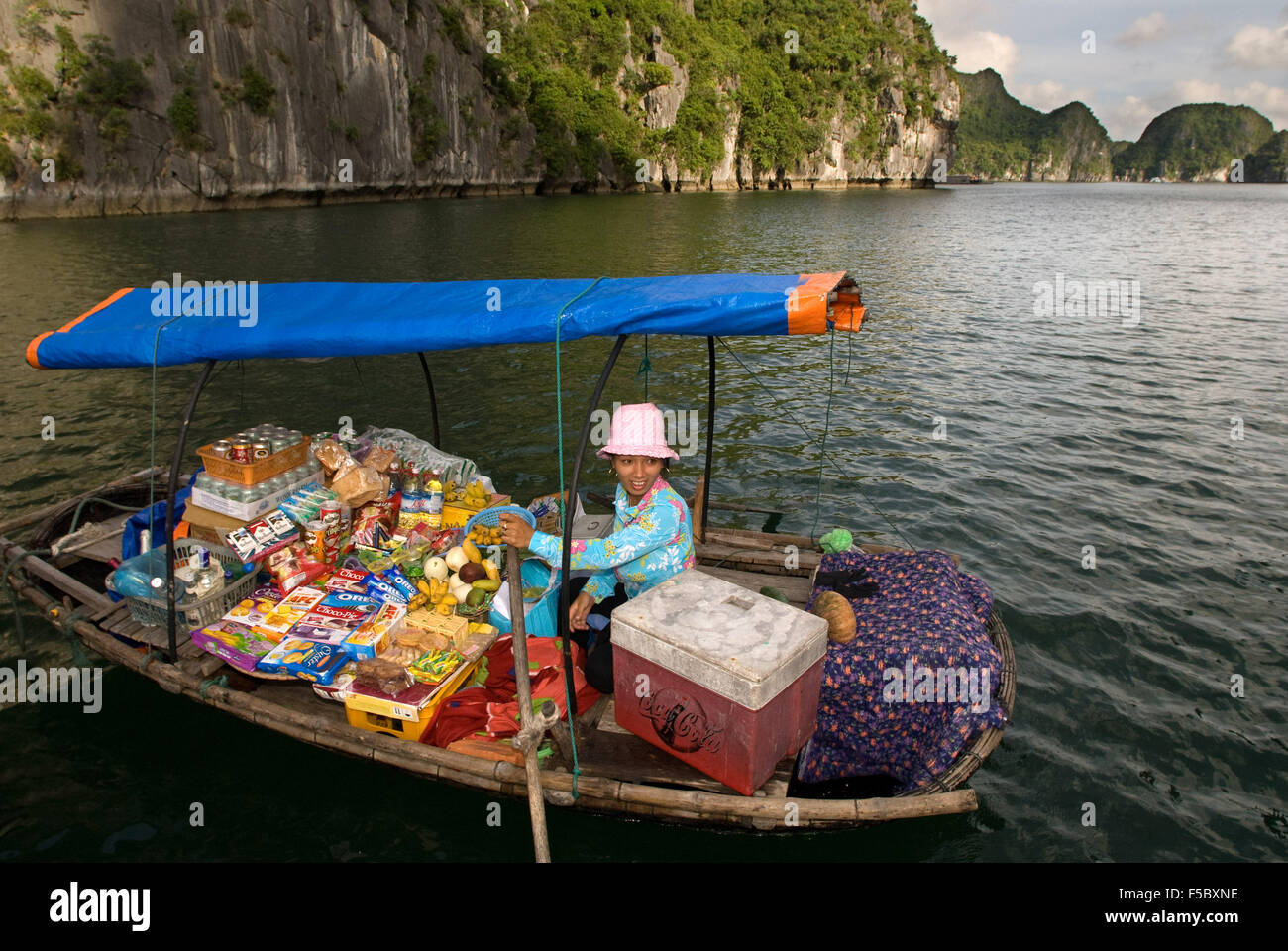 Barca donna venditore in Halong Bay, Vietnam. Snack Drink hat venditore barca a remi Halong Bay Vietnam. Foto Stock
