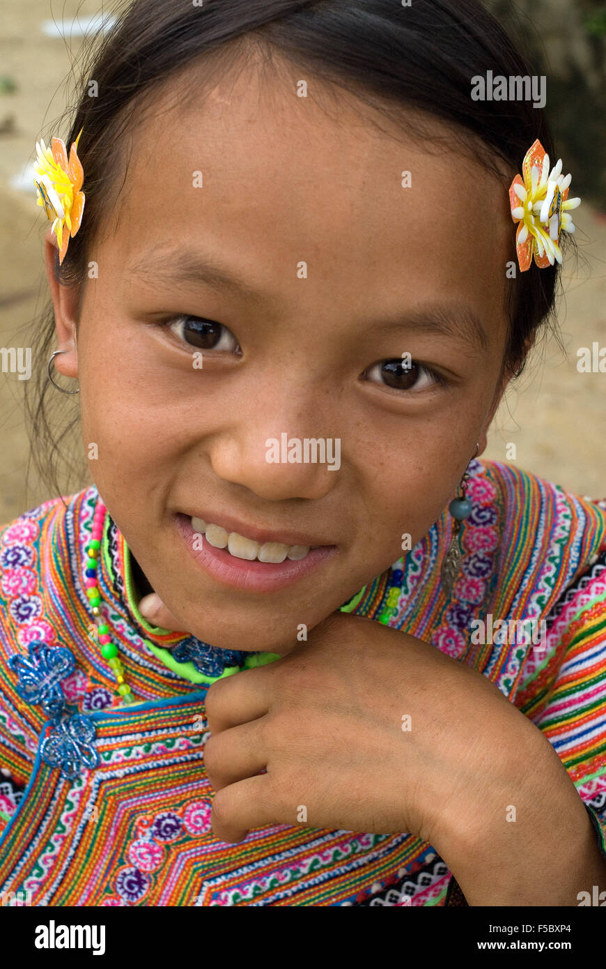 Bac ha sul mercato. Fiore ragazza Hmong in abito tradizionale al mercato settimanale, SAPA, Vietnam. Giovani donne dal fiore minorit Hmong Foto Stock