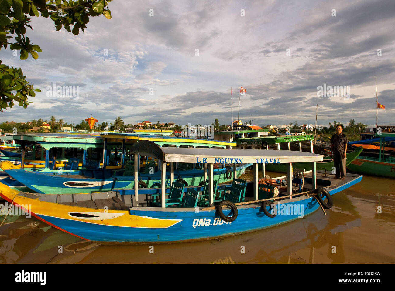 Barche tradizionali sulla canzone Thu Bon river, Hoi An, Vietnam, sud-est asiatico. Foto Stock