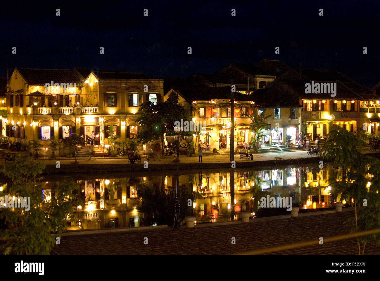 Hoi Riverside a notte. Vecchia città di Hoi An di notte. Hoi An. Hoi An old quarter. Vista su Thu Bon river sulla bella Bach Foto Stock