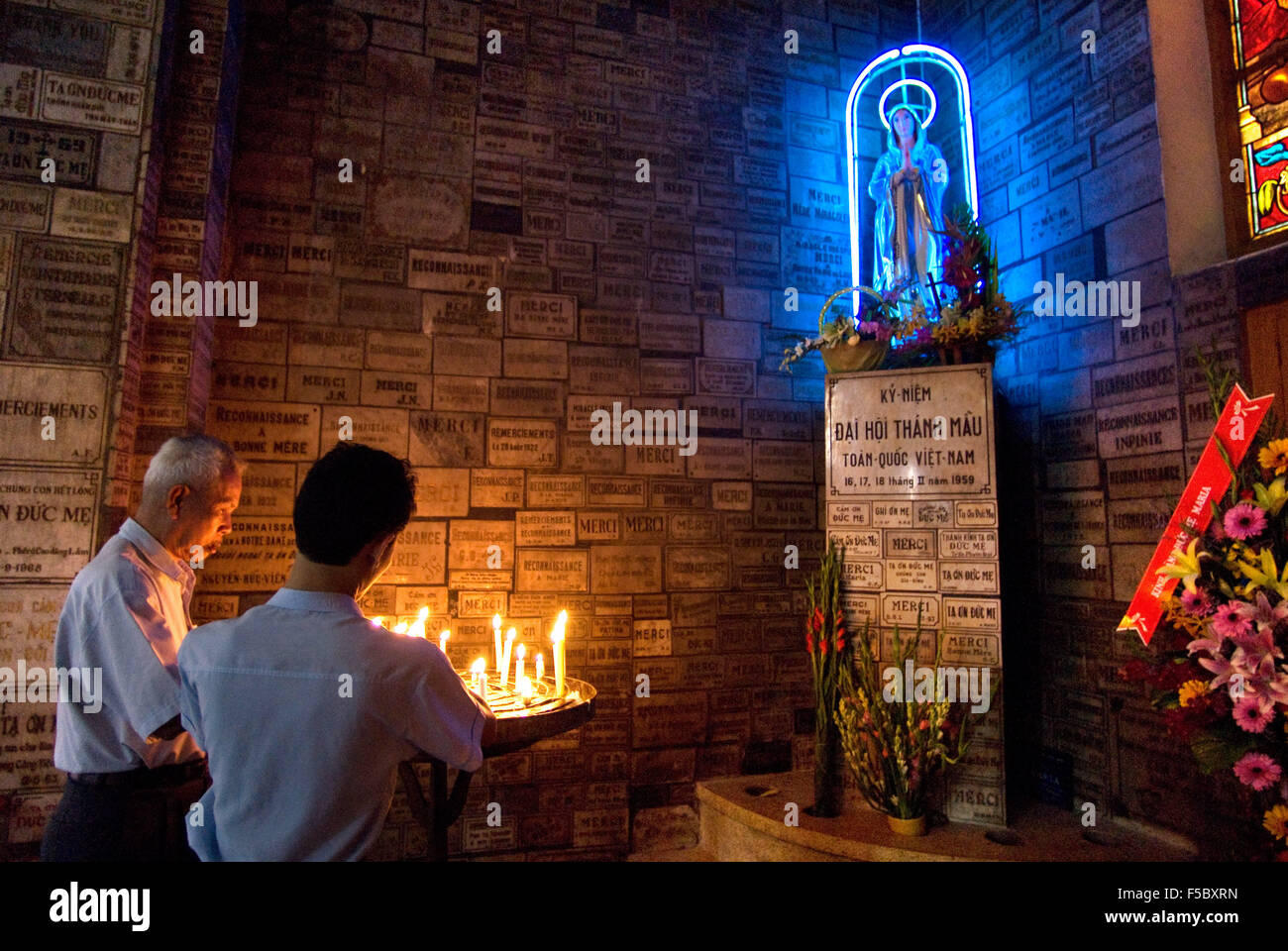 All'interno della cattedrale di Notre Dame, la città di Ho Chi Minh (Saigon), Vietnam, Indocina, sud-est asiatico. La gente nella cattedrale di Notre Dame ho Foto Stock