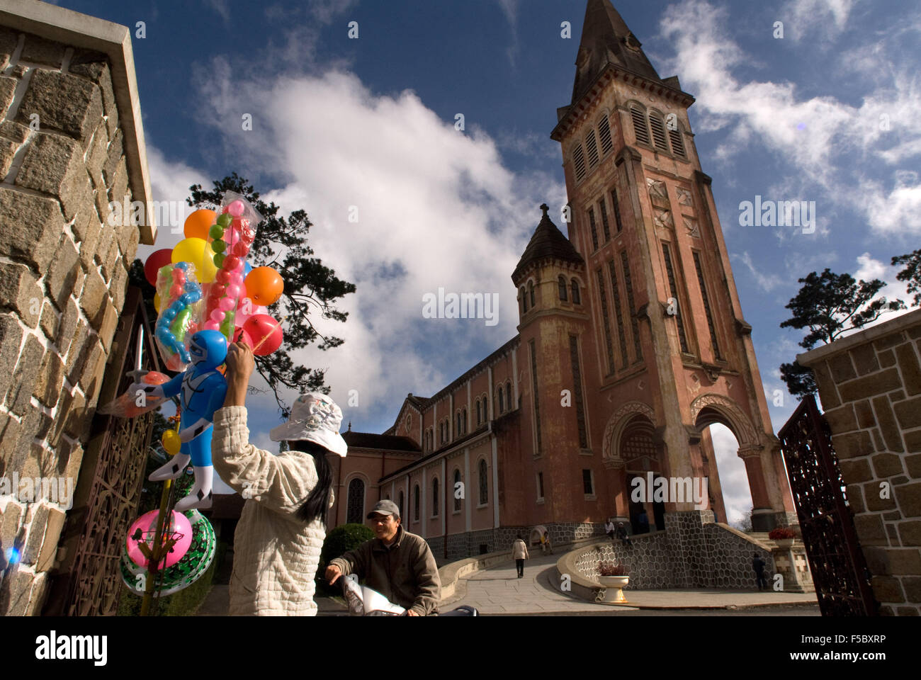 La cattedrale di Notre Dame, la città di Ho Chi Minh (Saigon), Vietnam, Indocina, sud-est asiatico. La gente vende palloncini al di fuori del Notre D Foto Stock