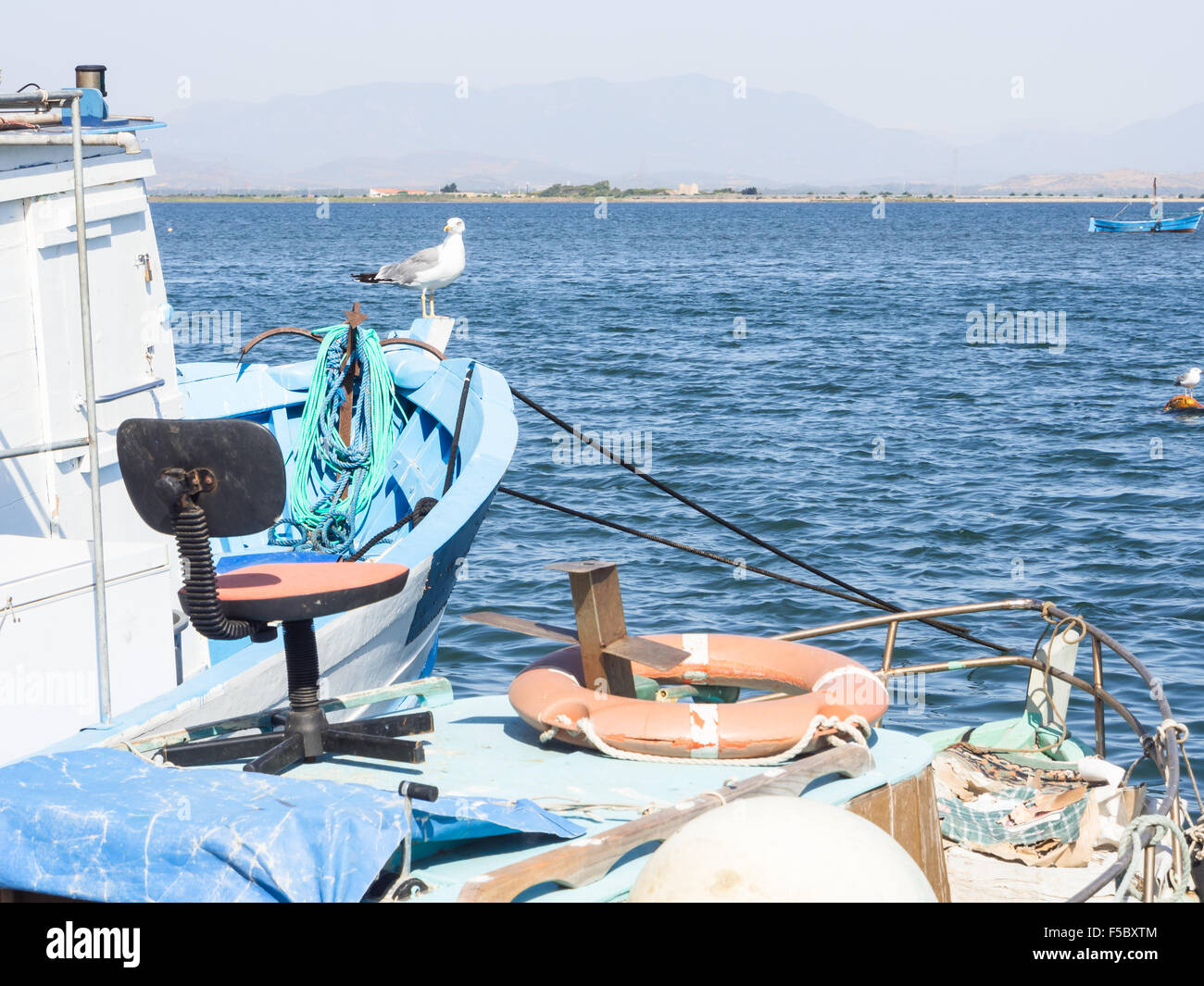 Seagull sedia barca. Curiosità immagine con seagull e sedia su Fisherman's boat Foto Stock