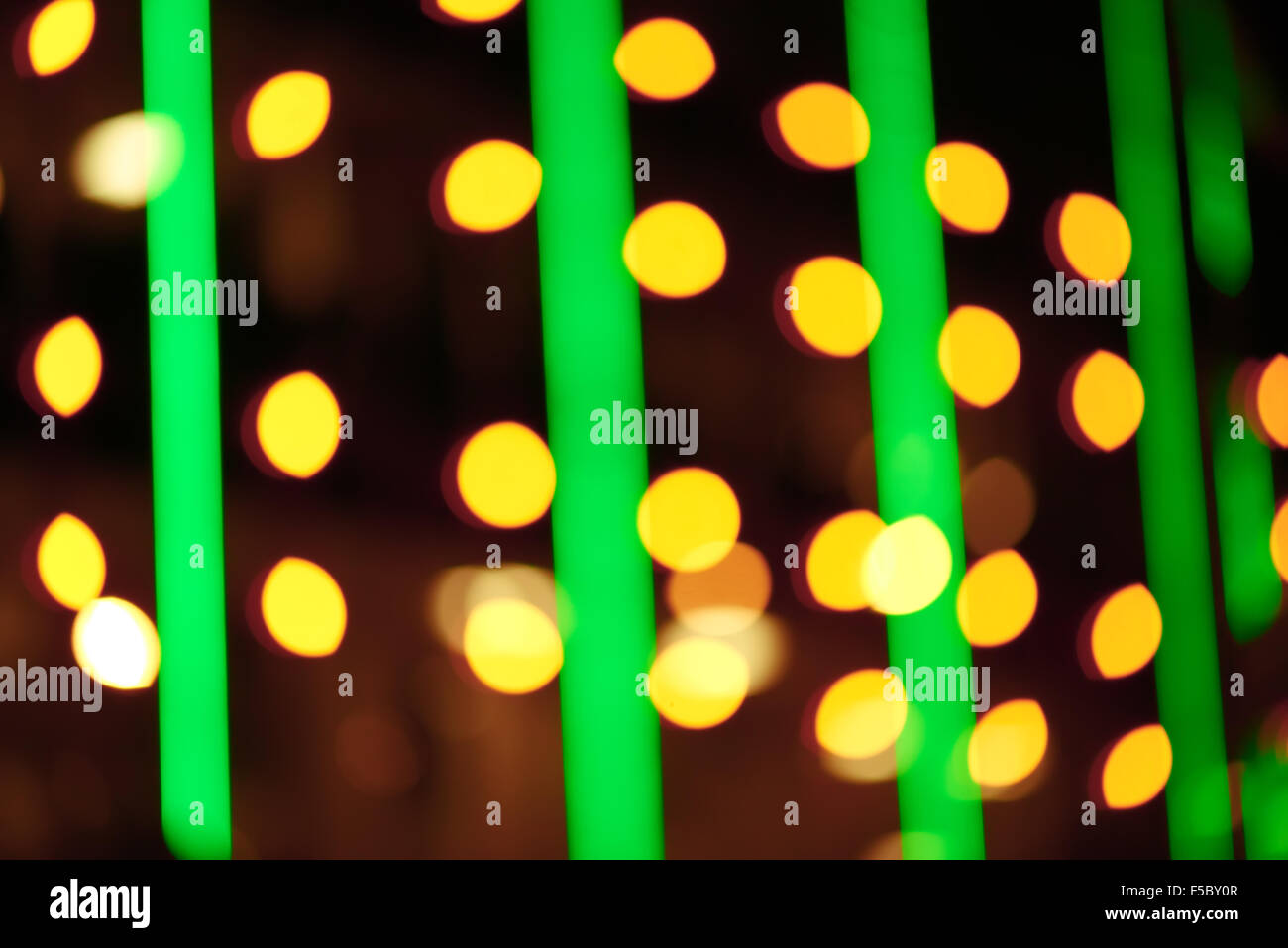Di notte le luci della città abstract blur sullo sfondo Foto Stock