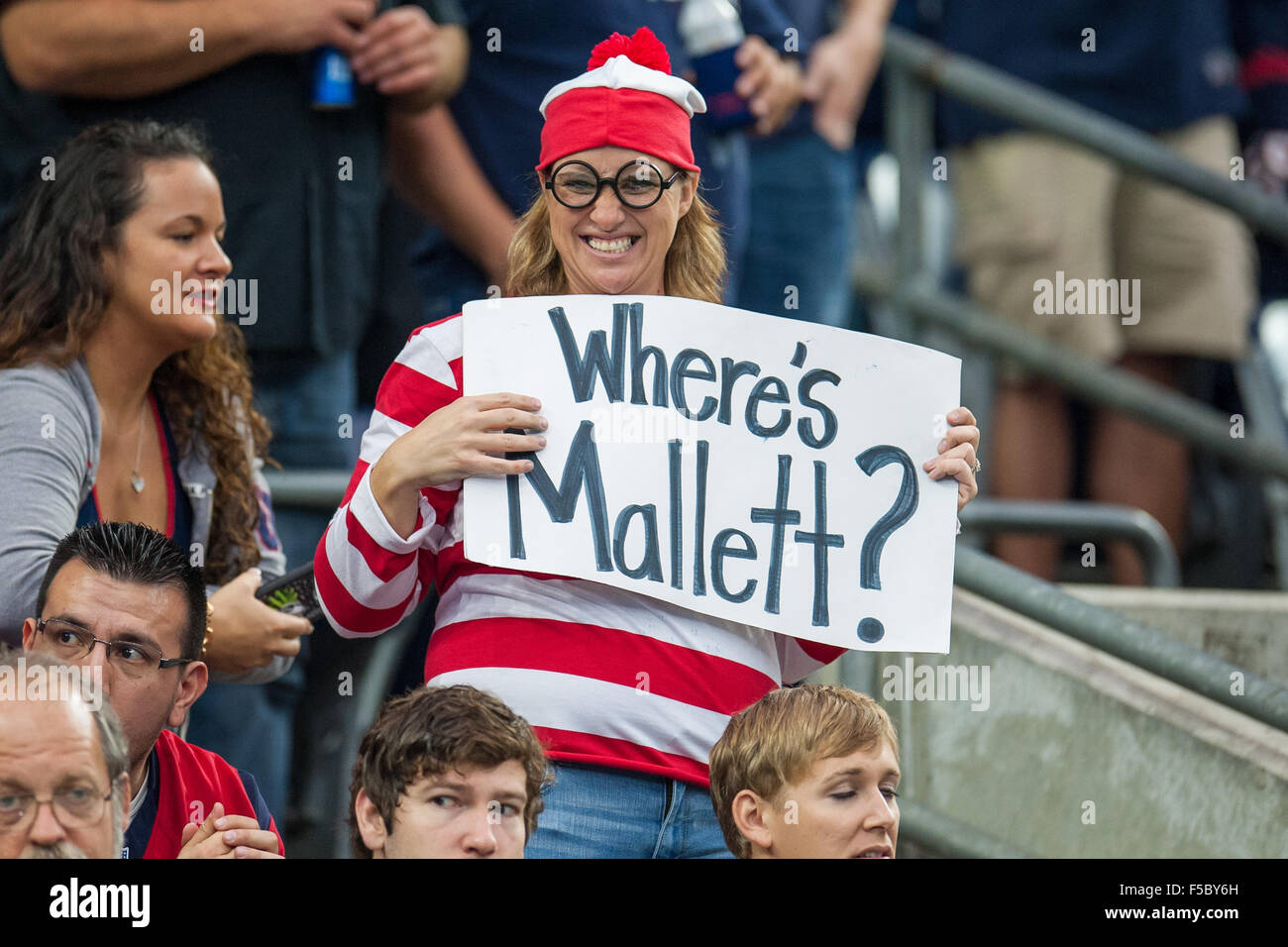 Nov. 1, 2015 - Houston, Texas, Stati Uniti - a Houston Texans ventola contiene un segno di fare divertire ex Texans quarterback Ryan Mallett durante il secondo trimestre di un gioco di NFL tra Houston Texans e Tennessee Titans a NRG Stadium di Houston, TX del 1 novembre, 2015. (Credito Immagine: © Trask Smith via ZUMA filo) Foto Stock