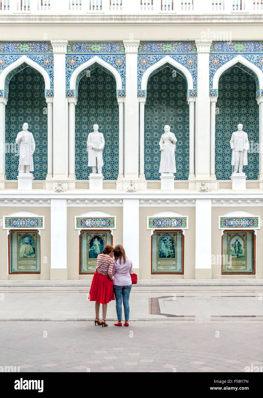 Due donne in piedi nella parte anteriore del Nizami Museo di Letteratura di Azerbaigian a Baku. Foto Stock