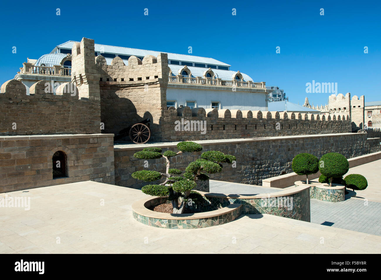 Le mura medievali della città vecchia (İcheri Sheher) a Baku, capitale dell'Azerbaigian. Foto Stock