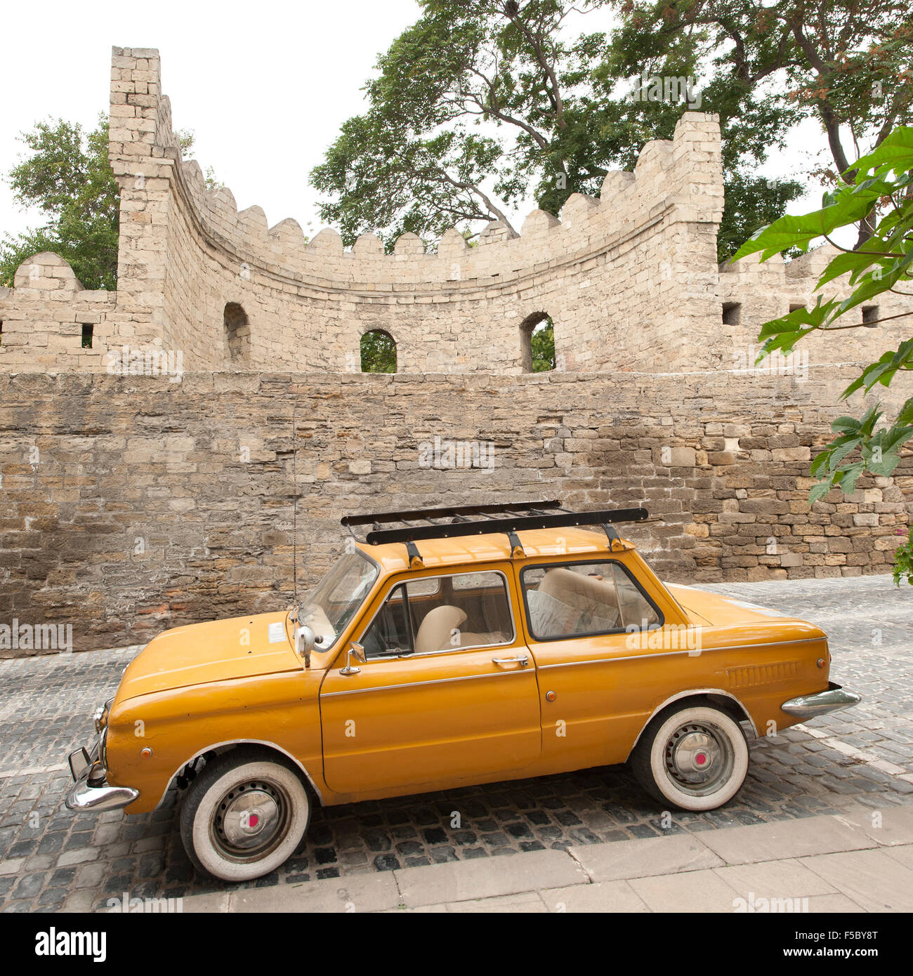 Vecchia auto parcheggiata su una strada in İcheri Sheher, la città vecchia di Baku, capitale dell'Azerbaigian. Foto Stock