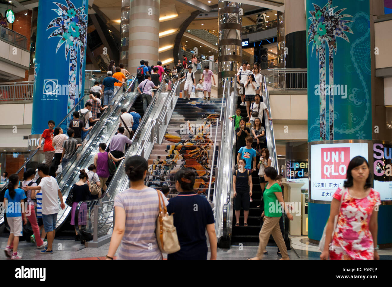 Super Brand Mall interni. Il Pudong, Shanghai, Cina. Shanghai distretti commerciali inizialmente è venuto fuori nelle strade, come East Foto Stock