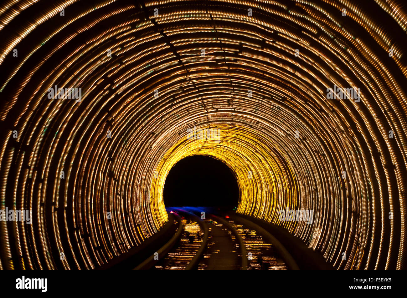 Moto sfocata sentieri di luce in un tunnel ferroviario sotto il fiume Huangpu collegando il Bund di Pudong, Shanghai, Cina, Asia. Il col Foto Stock