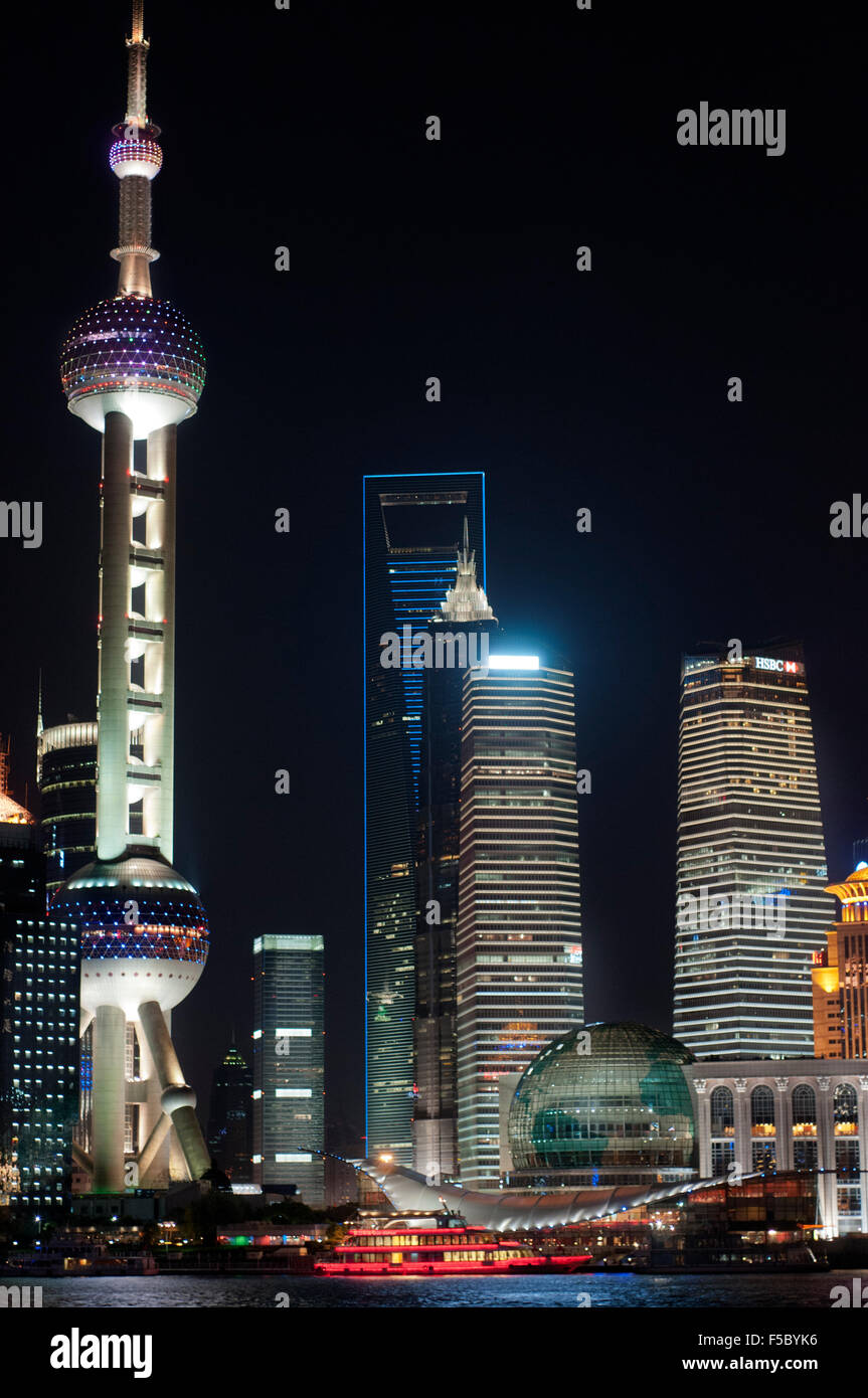 Lo Skyline di Pudong e di notte, Shanghai, Cina. Skyline di Pudong come si vede dal Bund, con landmark Oriental Pearl Tower e Jin M Foto Stock