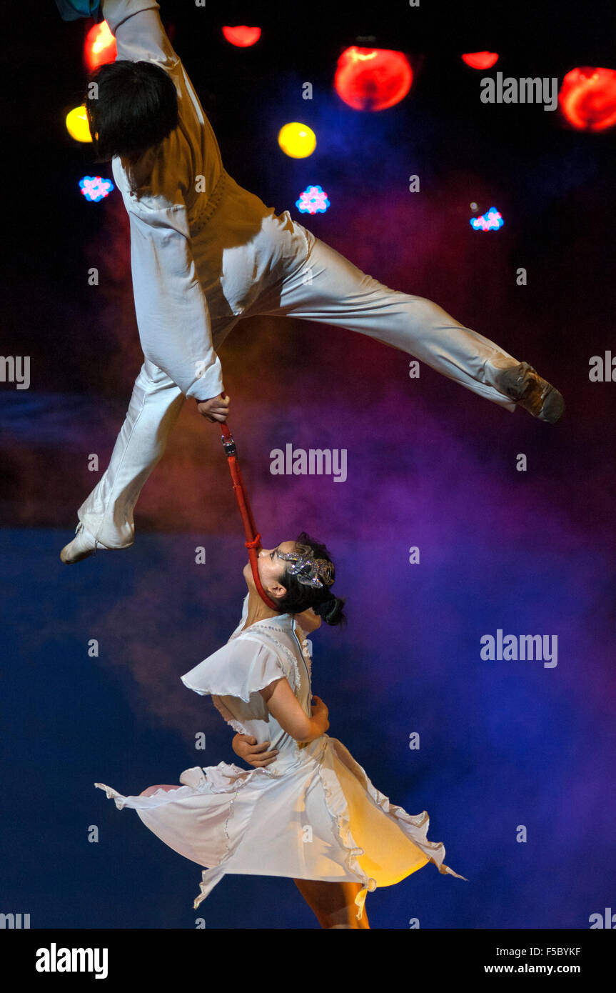 Acrobat prestazioni centro di Shanghai Shanghai in Cina. Centro di Shanghai. Shanghai Zaji Tuan. All'interno di una troupe di Shanghai di magia di un Foto Stock