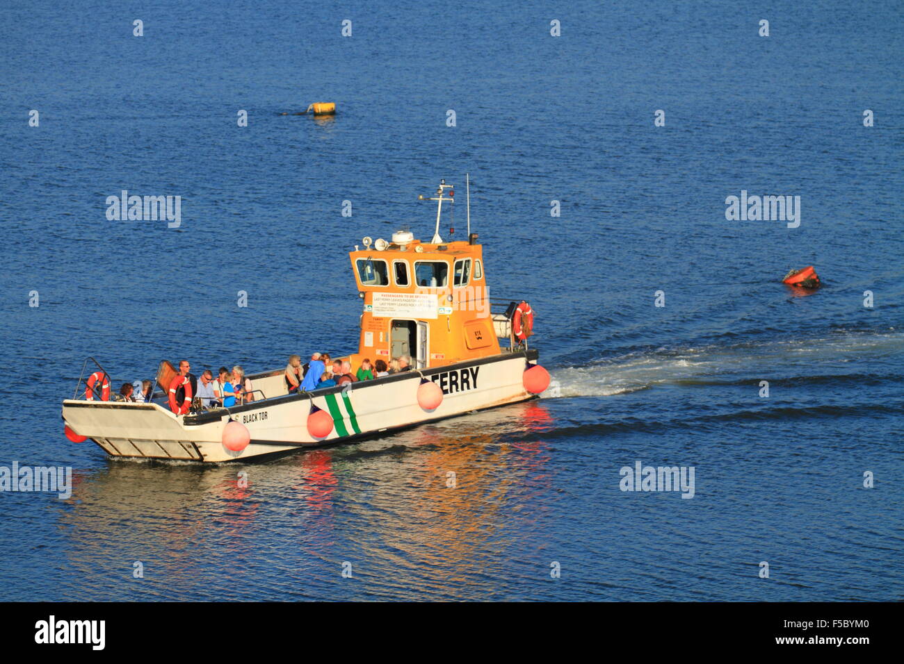 Rock ferry a bassa marea in autunno al Camel Estuary sul percorso da/a Padstow al Rock, North Cornwall, England, Regno Unito Foto Stock