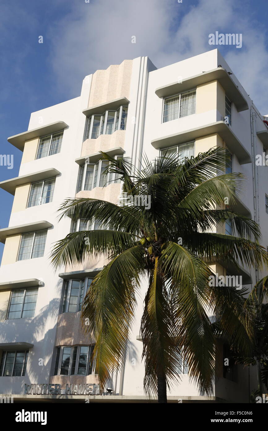 Uno storico edificio Art Deco su Ocean Drive, Miami Beach, FL Foto Stock