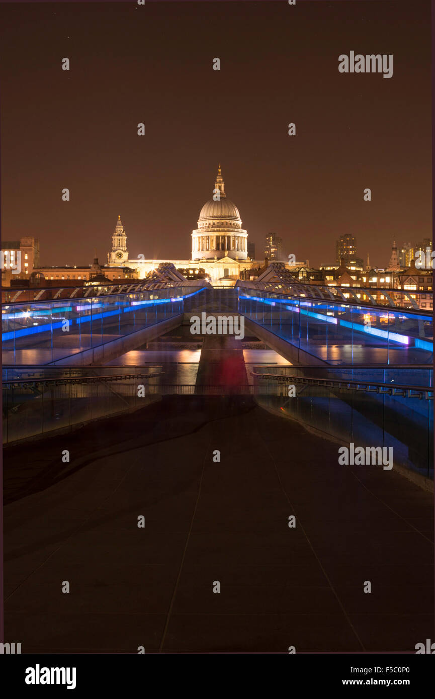 St Pauls Cathedral e il Millennium Bridge di notte Foto Stock