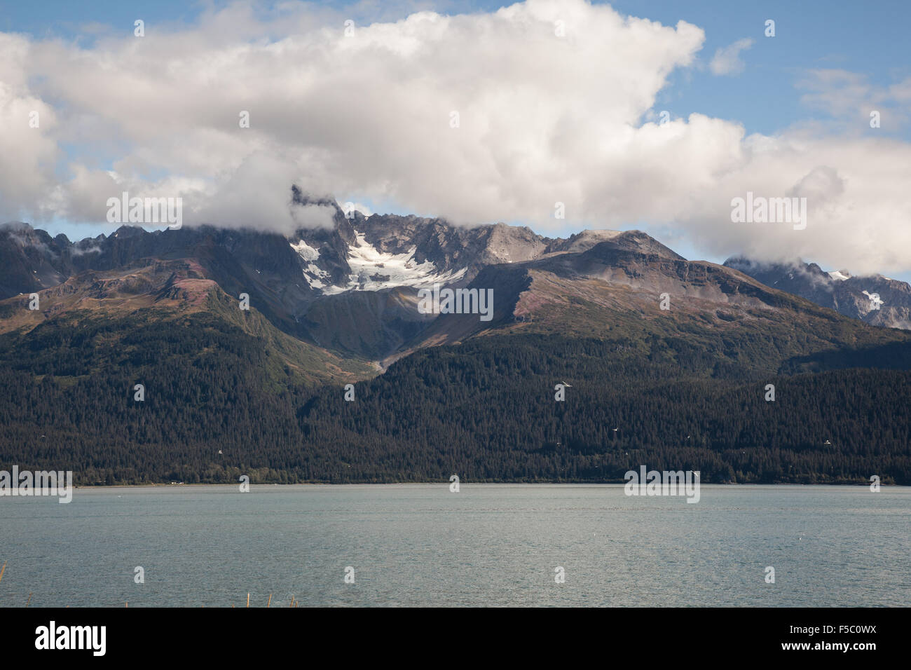 Vista sulle montagne e nuvole al di là di risurrezione Bay di Seward, Alaska Foto Stock