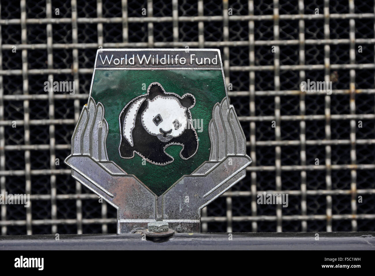 World Wildlife Fund badge auto fissata sulla griglia della calandra Foto Stock