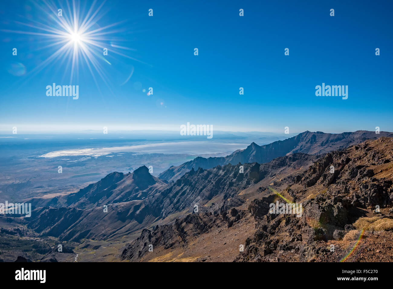 Vista del vertice per il deserto Alvord dal bordo est del monte Steens, southeastern Oregon. Foto Stock