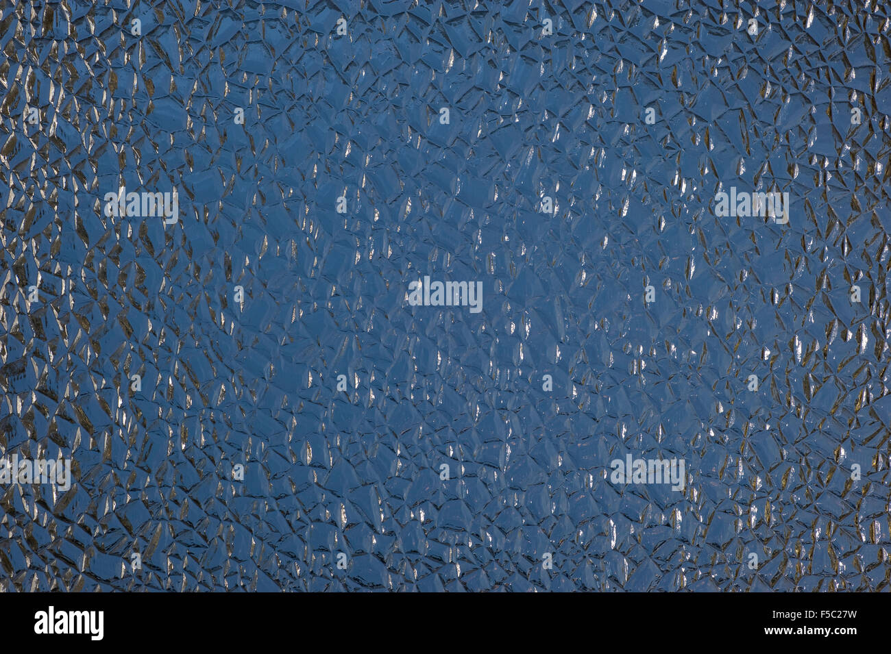 Blu scuro con vetro rotto. sfondo Foto Stock