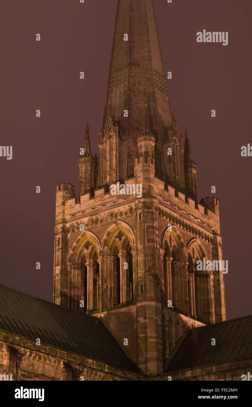 Chichester Cathedral illuminata su una notte di nebbia Foto Stock