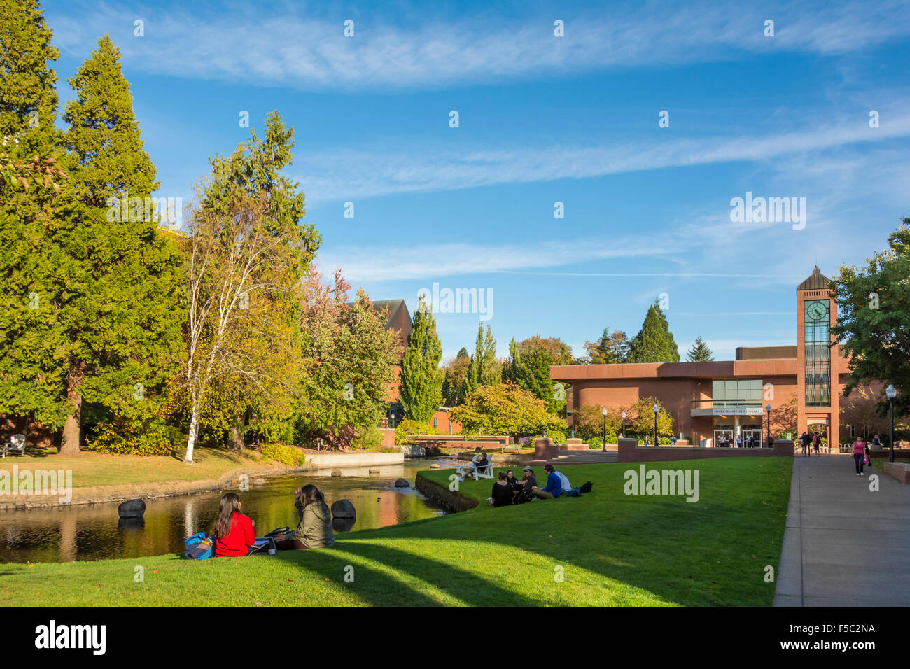 Mill Stream e il marchio O. Hatfield biblioteca di Willamette University di Salem, Oregon, la più antica università del western Uni Foto Stock