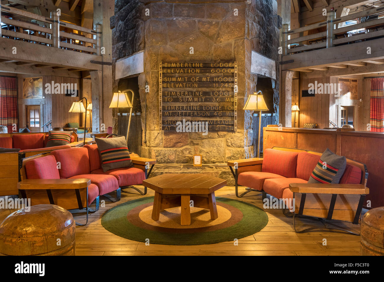 La lobby principale del centro storico di Timberline Lodge sul Monte Cofano, Cascade Mountains, Oregon. Foto Stock