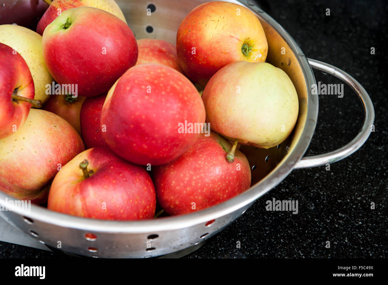 Le mele di scolapasta Foto Stock
