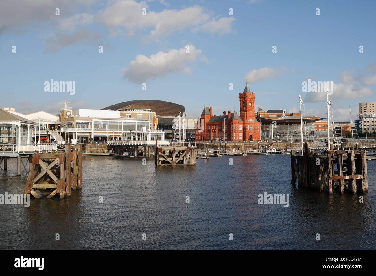 Cardiff Bay view, Pierhead Building, Galles UK. Pontili e segnaletica in legno, edifici marittimi elencati Foto Stock