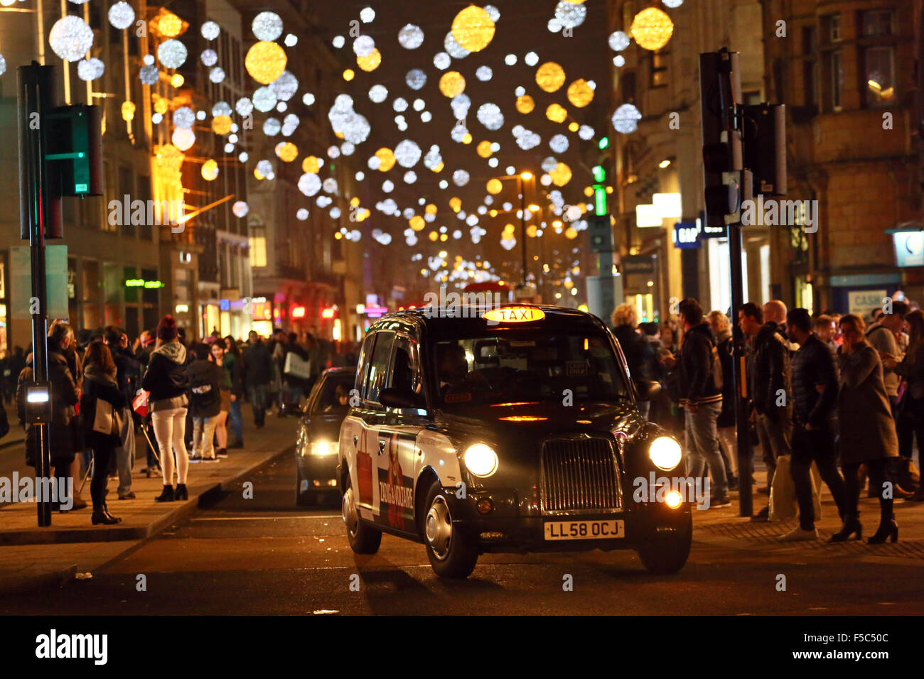Londra, Regno Unito. 1 novembre 2015. La commutazione su Oxford Street le luci di Natale e le decorazioni di Natale a Londra ma alcuni non è riuscita ad accendere immediatamente e arrivata solo più tardi Credito: Paul Brown/Alamy Live News Foto Stock