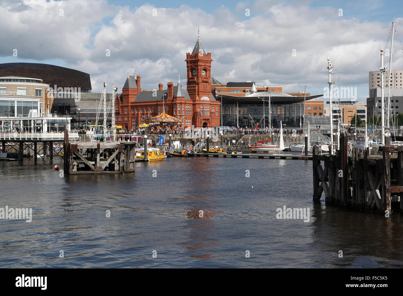 Cardiff Bay Wales UK, edifici sul lungomare, Mermaid Quay Cardiff Waterfront cityscape Foto Stock