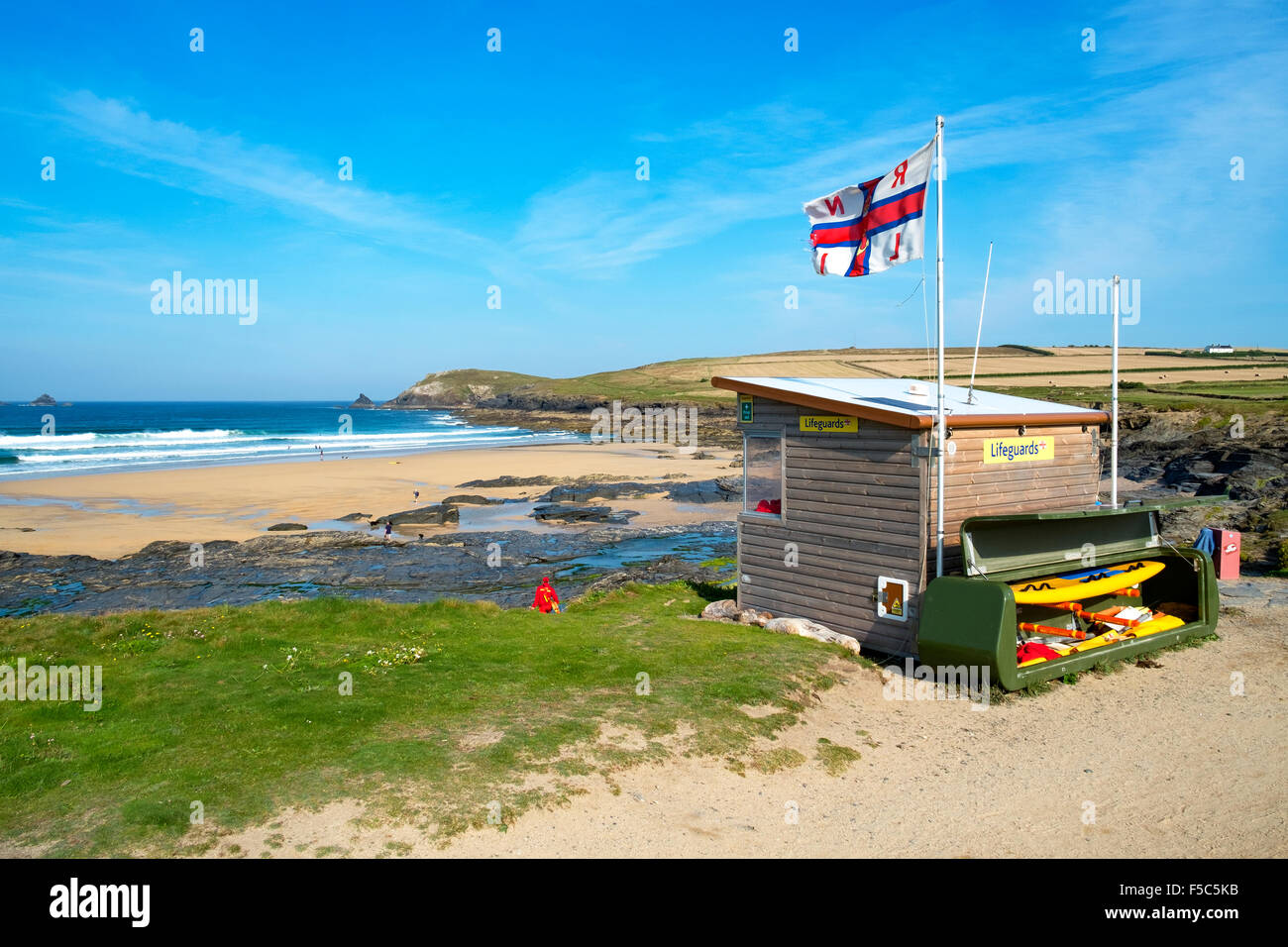 Il RNLI bagnini station che si affacciano sulla spiaggia a Boobys baia vicino a Trevose testa in North Cornwall, Regno Unito Foto Stock