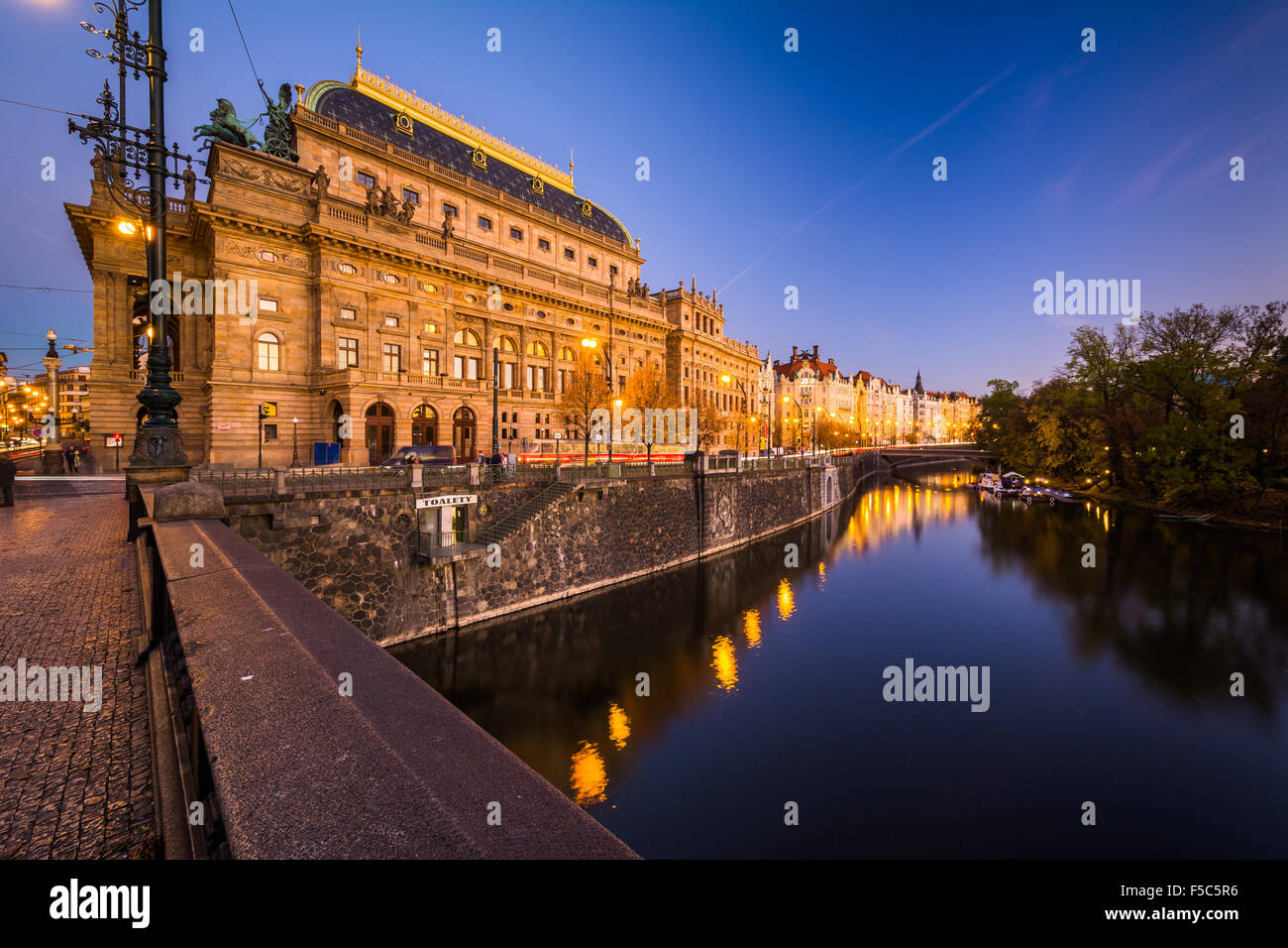 La Legione Bridge e gli edifici lungo il fiume Vltava al crepuscolo, a Praga, Repubblica Ceca. Foto Stock