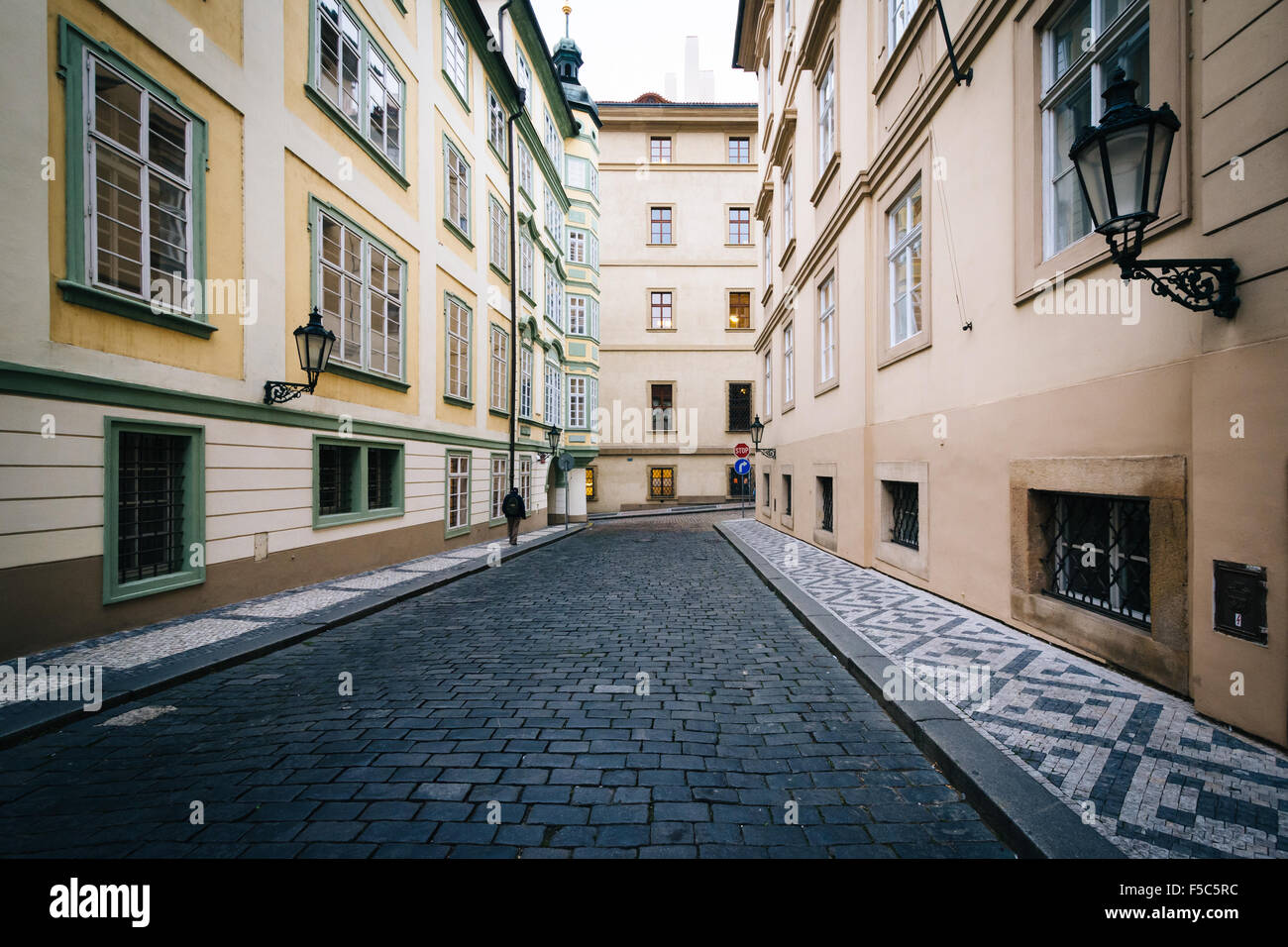 Stretta strada di ciottoli a Praga, Repubblica Ceca. Foto Stock