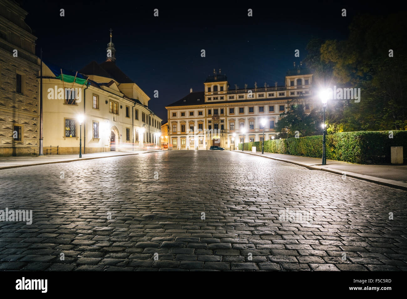 Hradčanské nám di notte, a Praga, Repubblica Ceca. Foto Stock