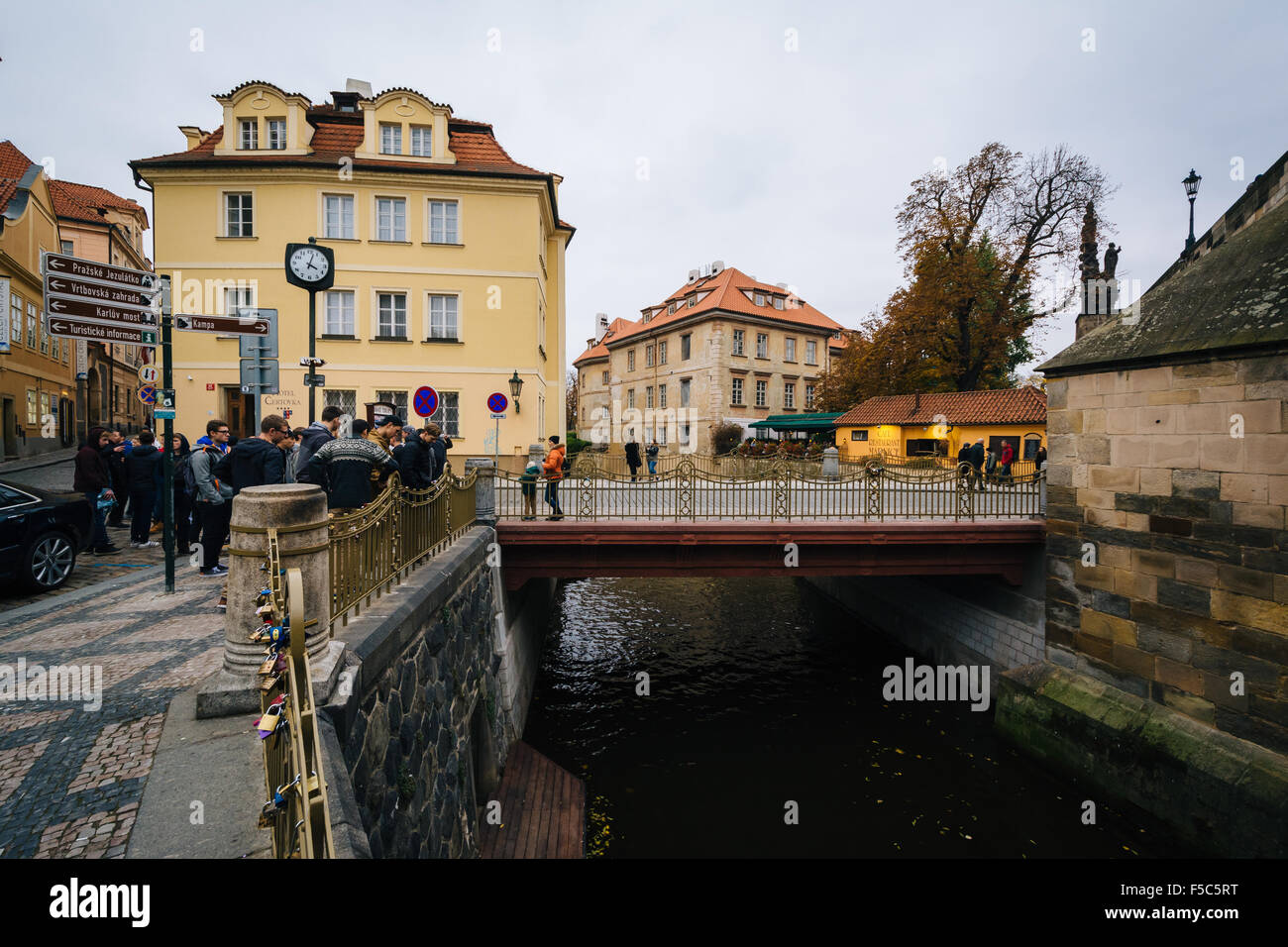 Ponte su Certovka, a Praga, Repubblica Ceca. Foto Stock