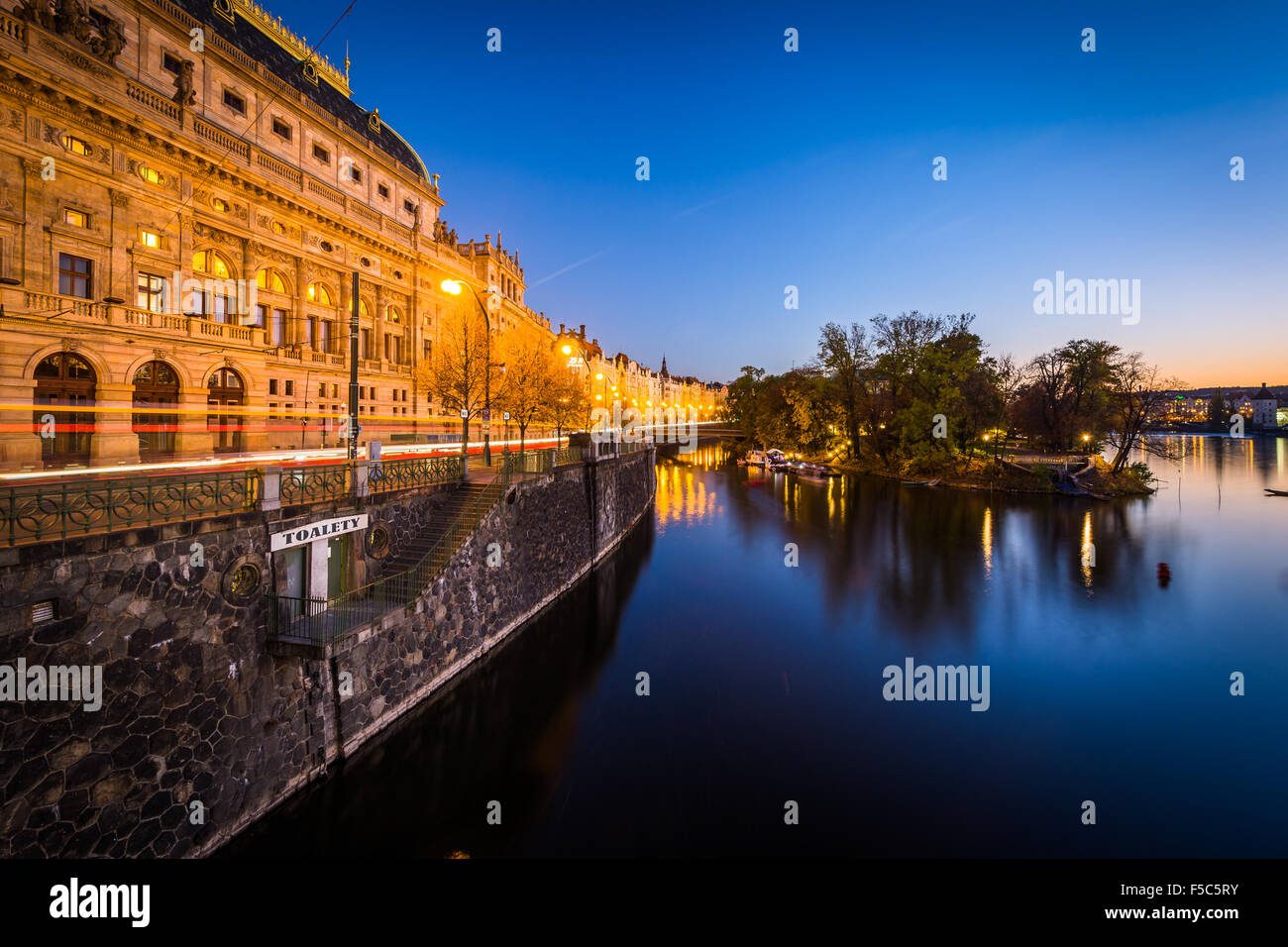 Edifici lungo il fiume Vltava al crepuscolo, a Praga, Repubblica Ceca. Foto Stock