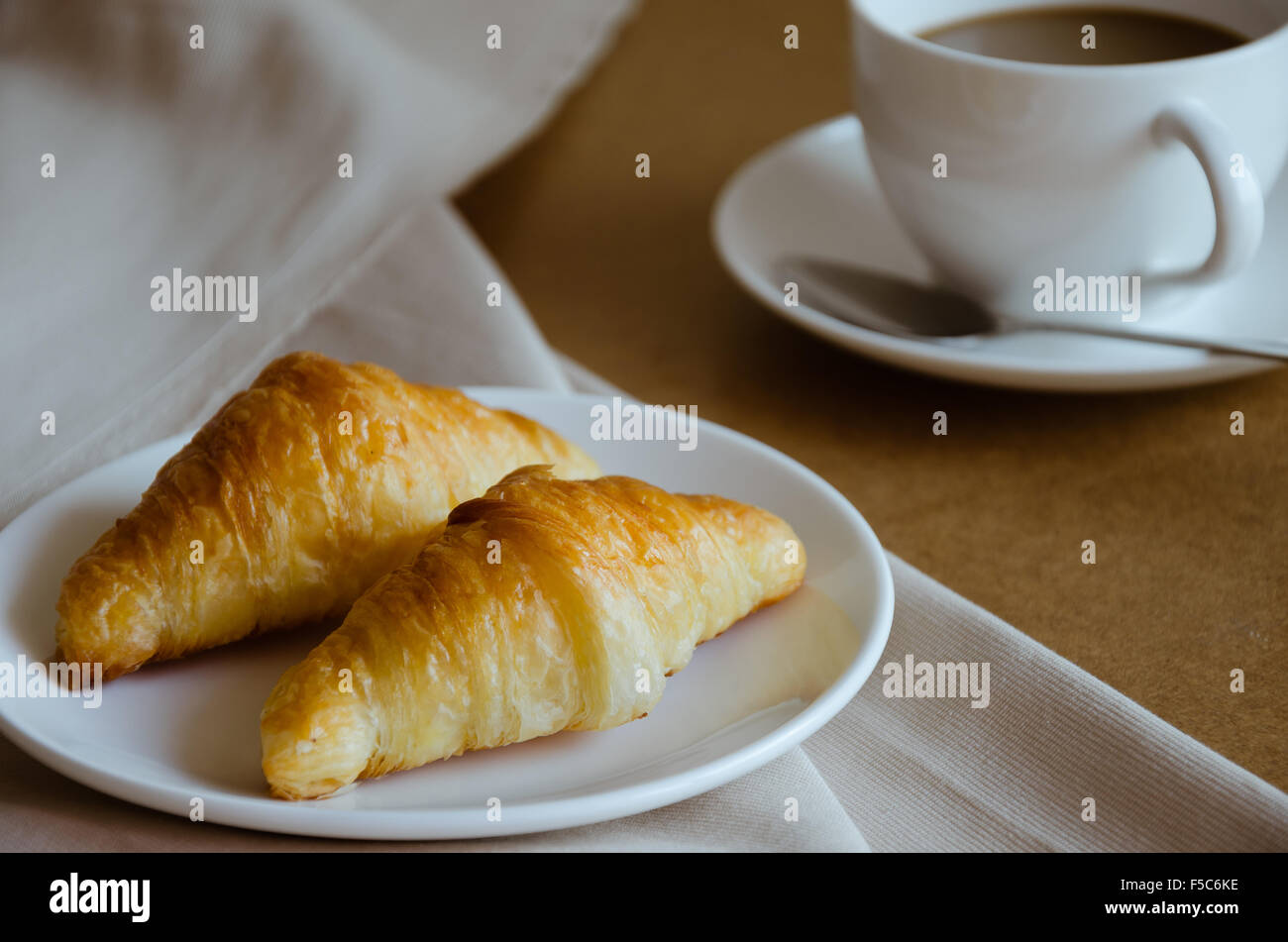 Croissant al burro e la tazza di caffè. Foto Stock