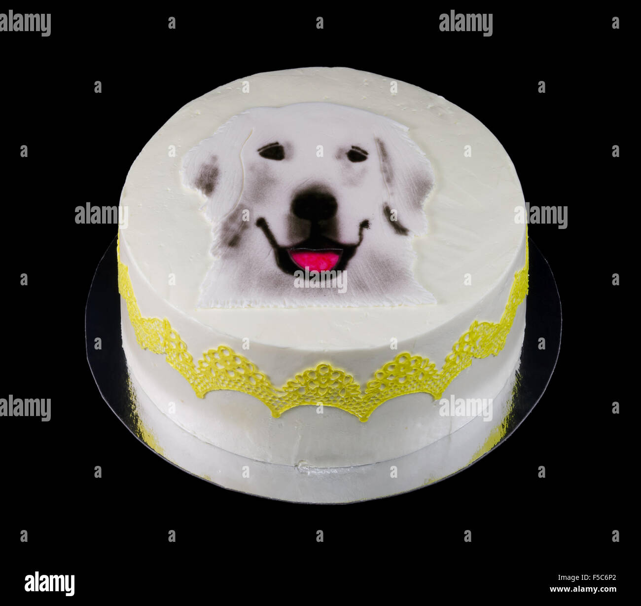 Una torta bianca decorata con una faccia del cane Foto stock - Alamy