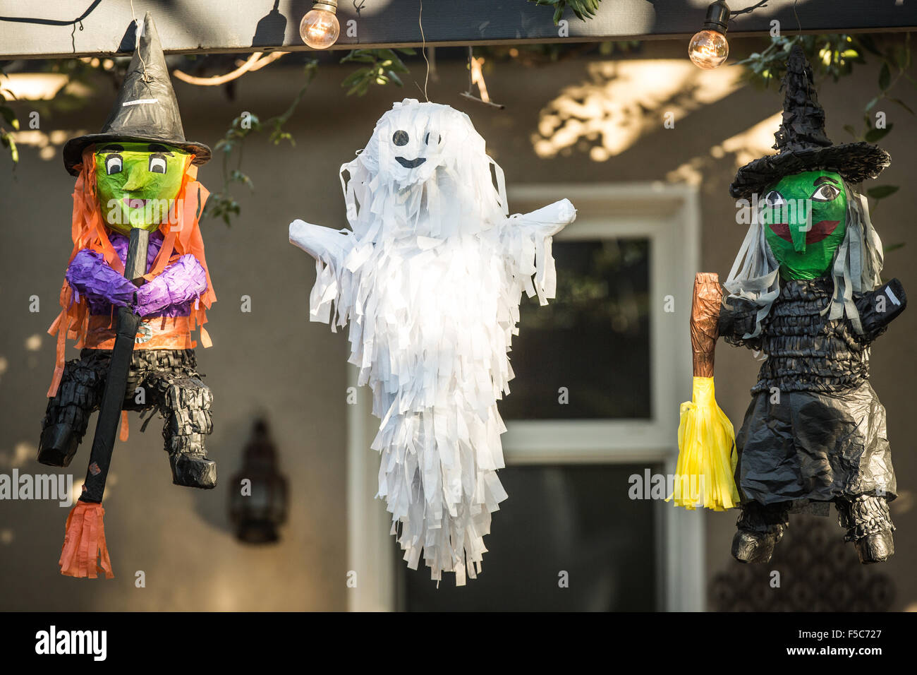 Halloween pinatas dal Messico appeso al di fuori di una casa in California di Halloween. Foto Stock