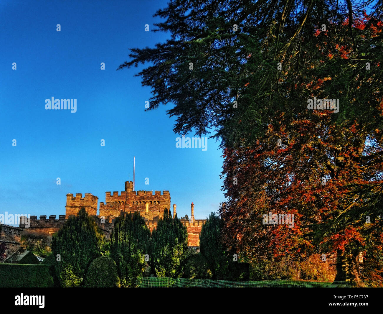 Una bella scena di autunno a Hampton Court castello, giardini e parchi nella bellissima campagna Herefordshire. Foto Stock