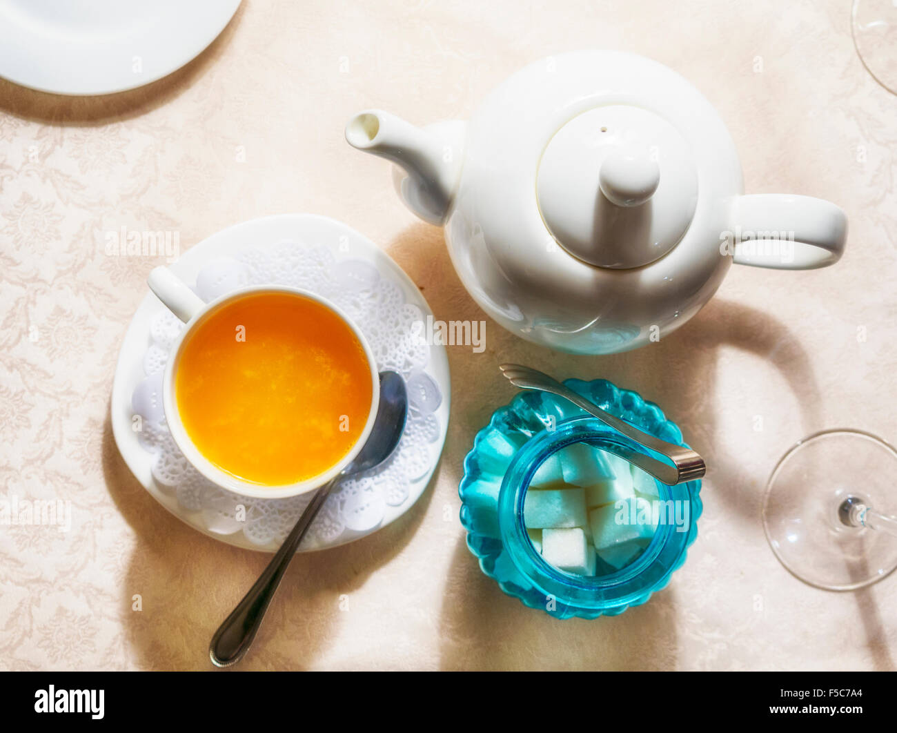 Hippophae tè e set per il tè su un tavolo in un ristorante Foto Stock
