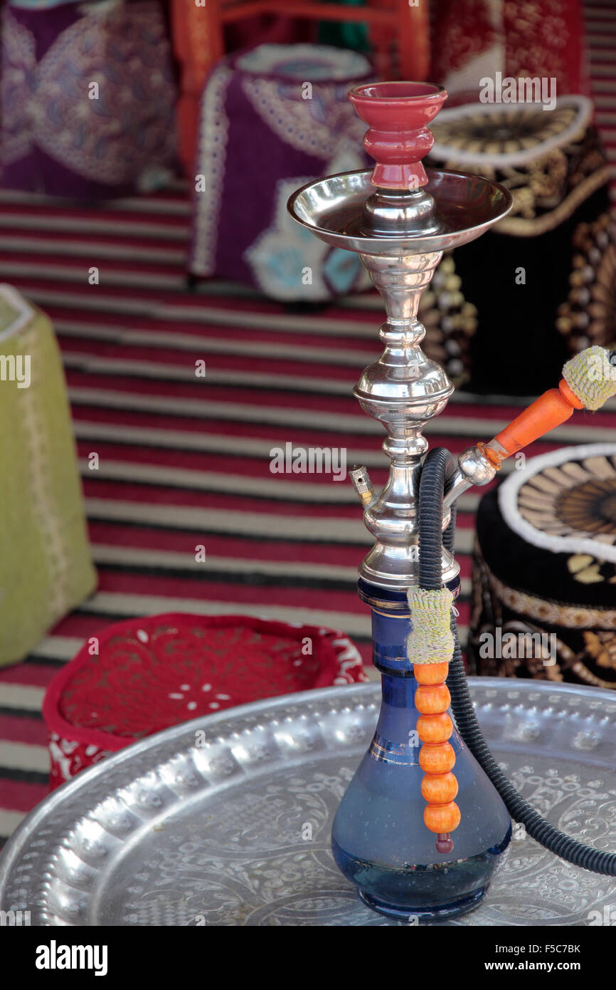 Immagine di un narghilè in una tenda araba Foto Stock