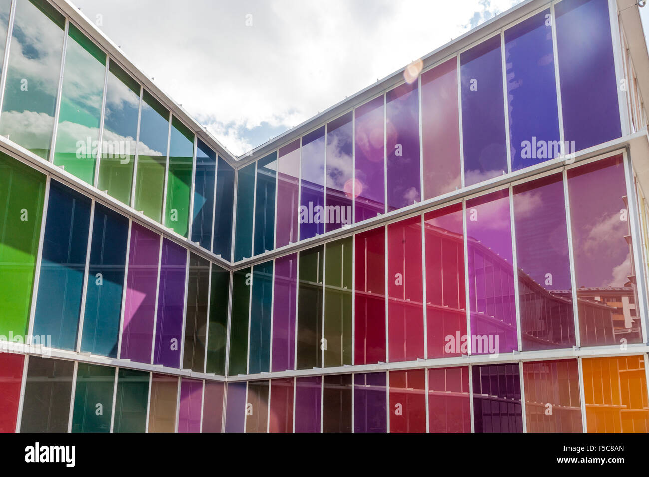 Il colorato riflettente e il Museo di Arte Moderna, il windows riflettono le nubi del cielo e la creazione di un bellissimo paesaggio urbano Foto Stock