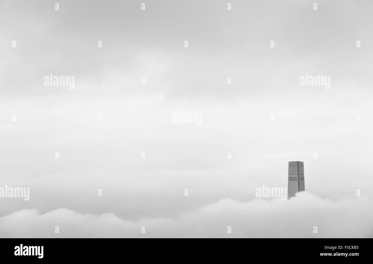 L'edificio ICC volare sopra le nuvole in città con la maggior parte dei raschiatori sky, Hong Kong Foto Stock