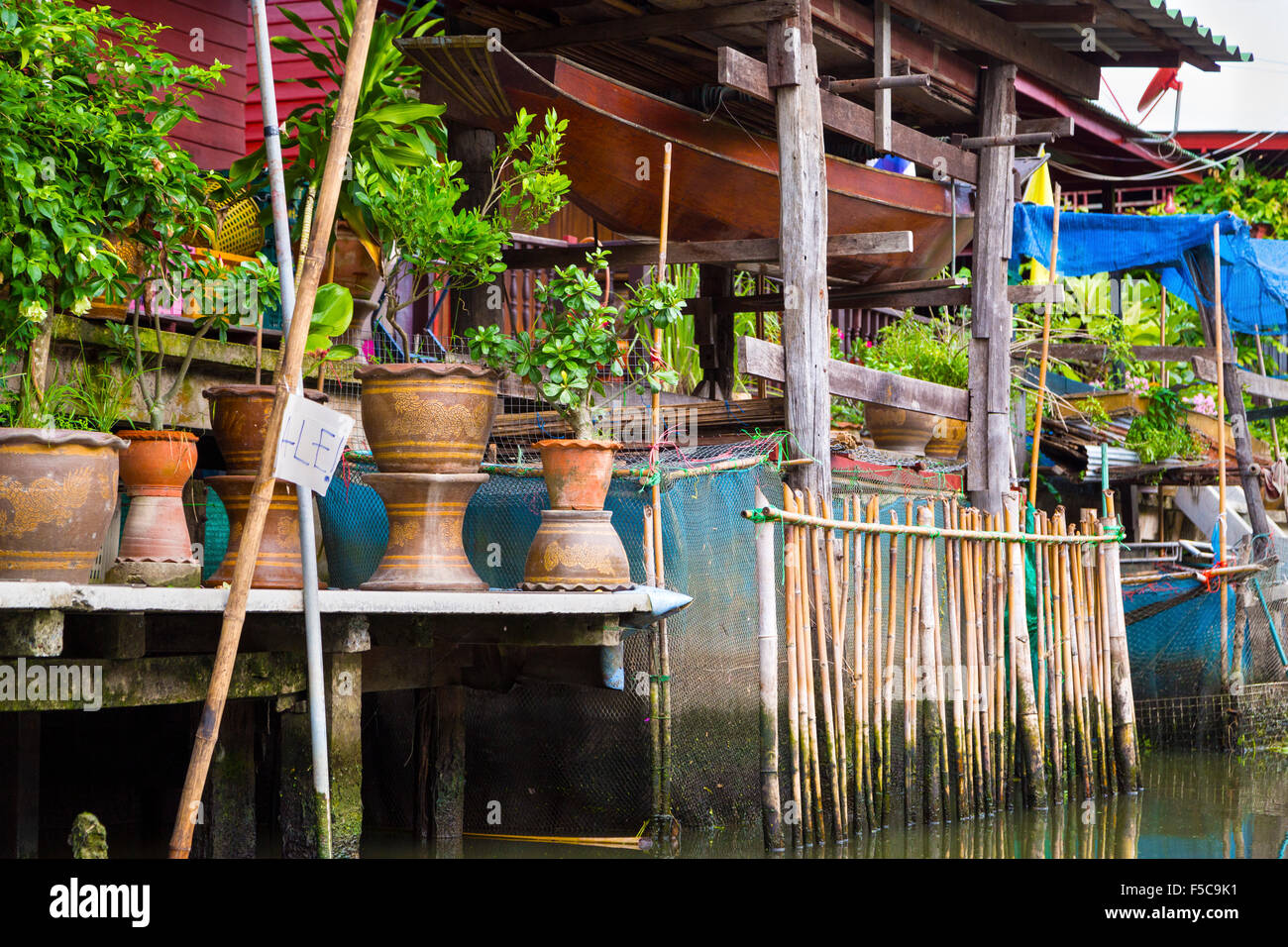 Casa Tradizionale Thailandese sul canal vicino a Damnoen Saduak, Bangkok, Thailandia Foto Stock