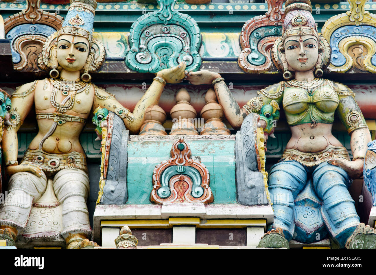 Intricate sculture di divinità Indù e Dee sulla facciata di un tempio indù a Chennai Madras, Tamil Nadu, India, Asia Foto Stock